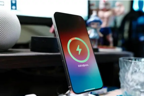 阿坝苹果15换屏服务分享用什么充电器给iPhone15充电更好 